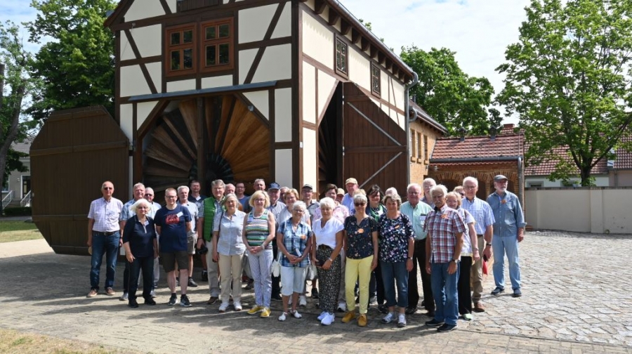 Die Gäste aus dem Kreis Paderborn besichtigten u.a. die Scheunenwindmühle Saalow im Partnerlandkreis Teltow-Fläming. (Foto: Matthias Schmeier)  